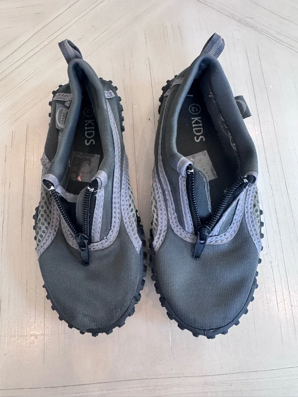 Kids S7 Aqua Socks Wave Water Shoes Gray Zipper Slip-On Pool Beach - Size 12